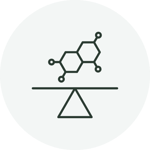 Eine minimalistische Strichzeichnung einer chemischen Struktur, die auf einer Wippe ausbalanciert ist und das Gleichgewicht in der Chemie darstellt. Der Hintergrund ist schlicht weiß.